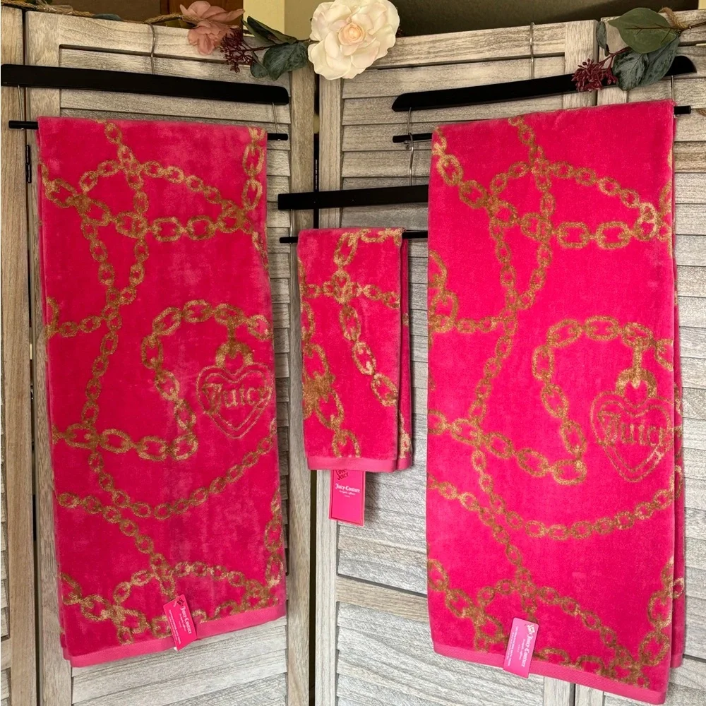 JUICY COUTURE Bath & Hand Towel Ensemble HOT PINK & METALLIC GOLD Heart & Chains